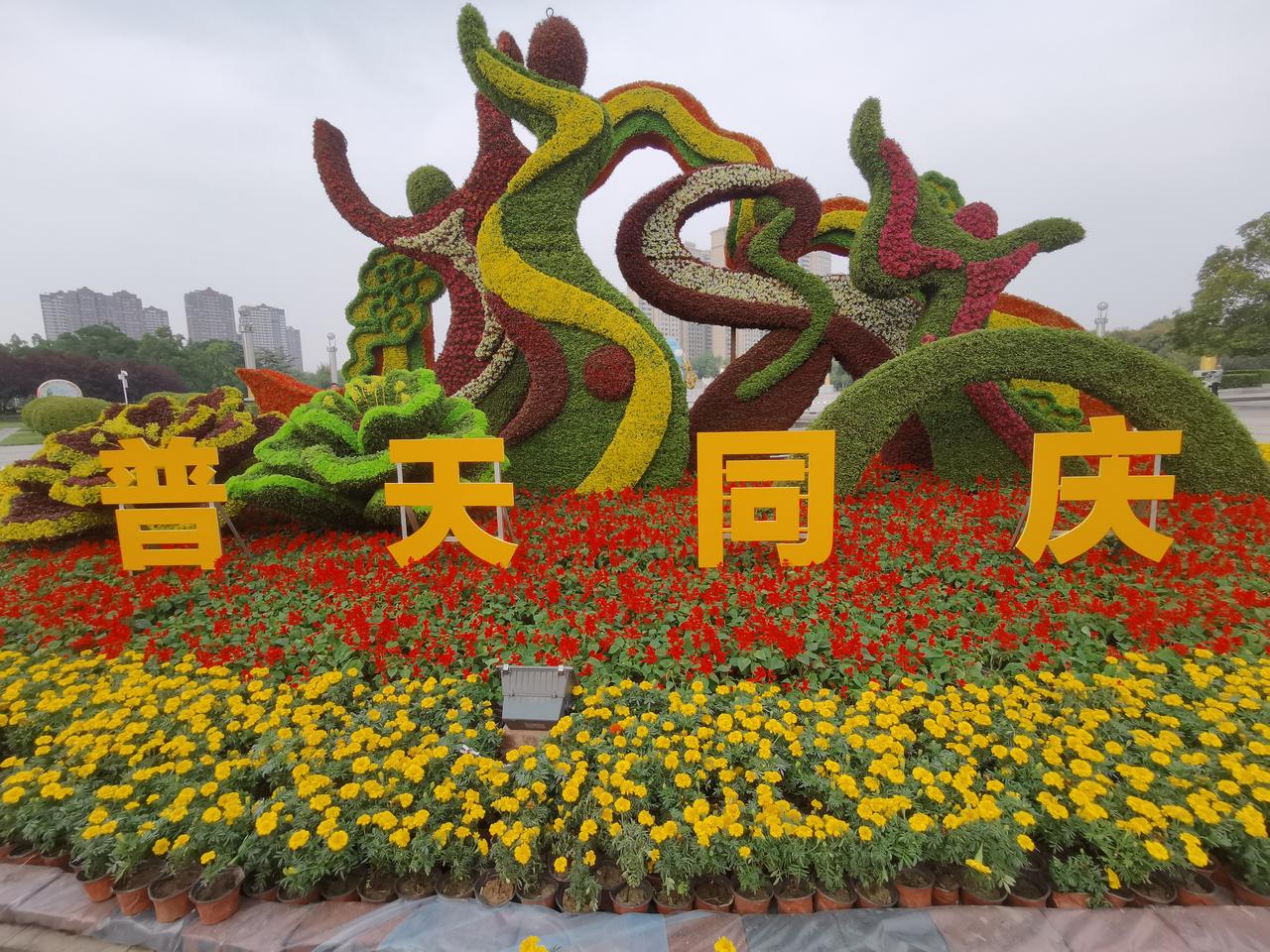 胖东来广场，一个个灯杆上插着的五星红旗迎风飘扬；大街边各个临街店铺，一面面五星红