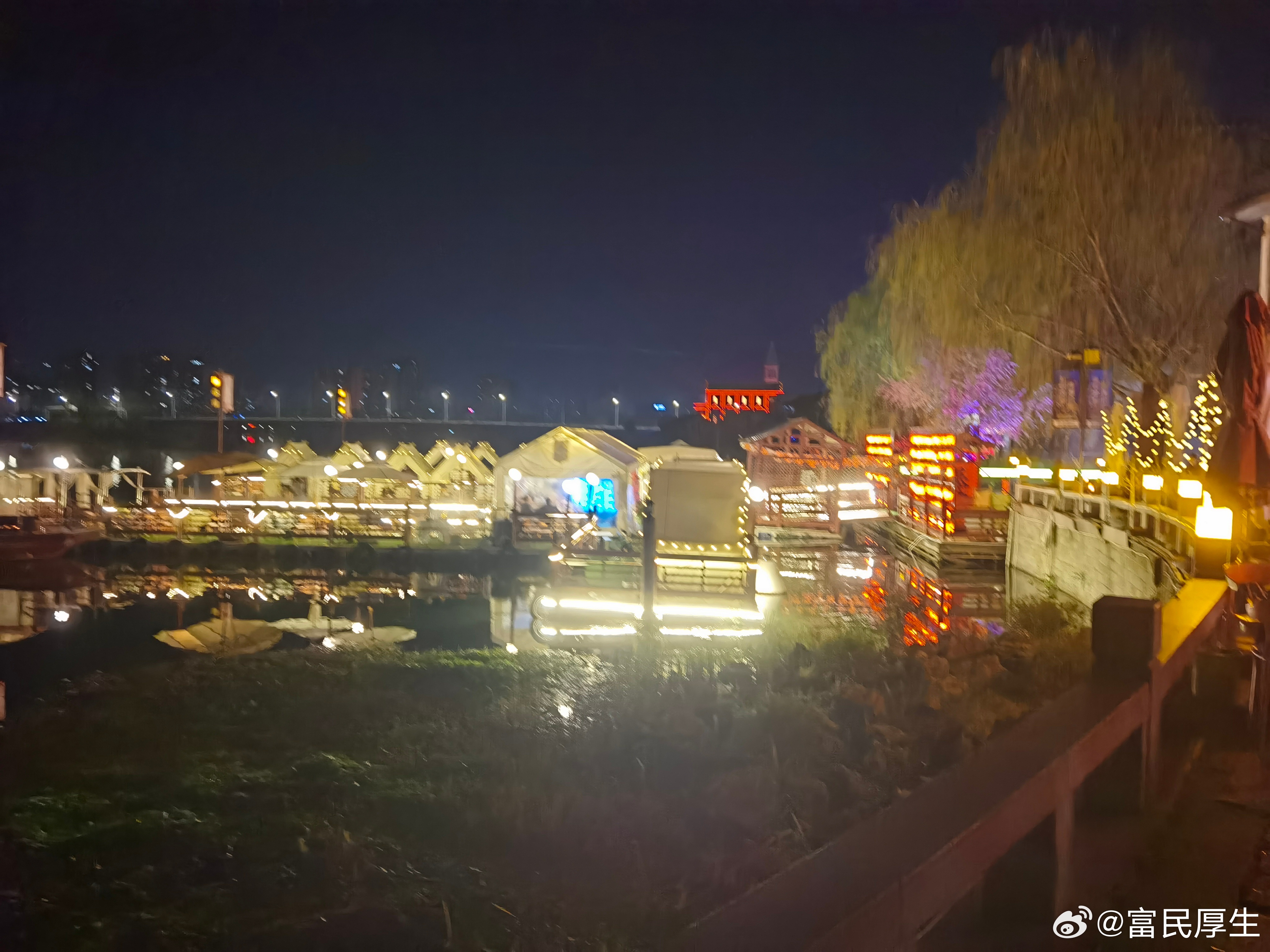 常德夜游记丙午仲春，余因公务客居朗州数日，尝闻柳叶湖之胜，在山水之间。是日傍晚，