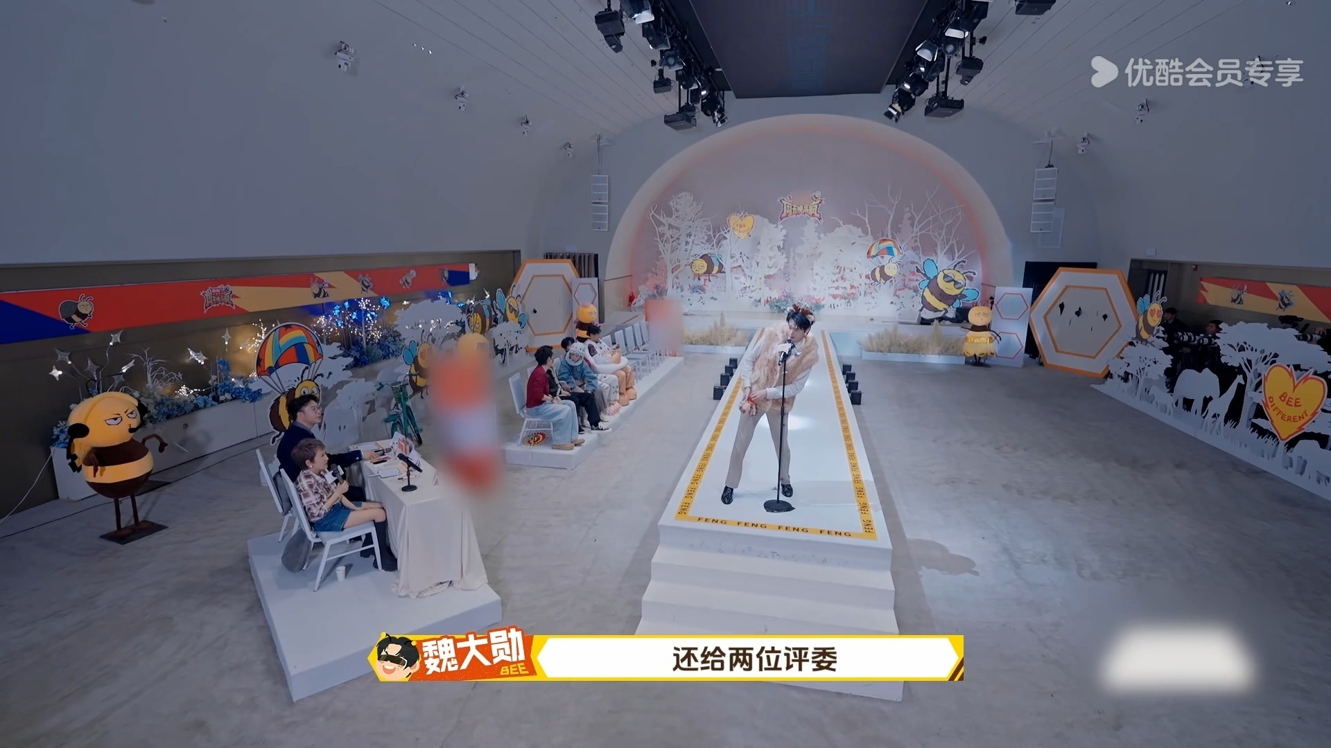 魏大勋人情世故这块拿捏嘴甜加送礼对魏大勋来说只是基本功，关键是人家真能把评委哄开