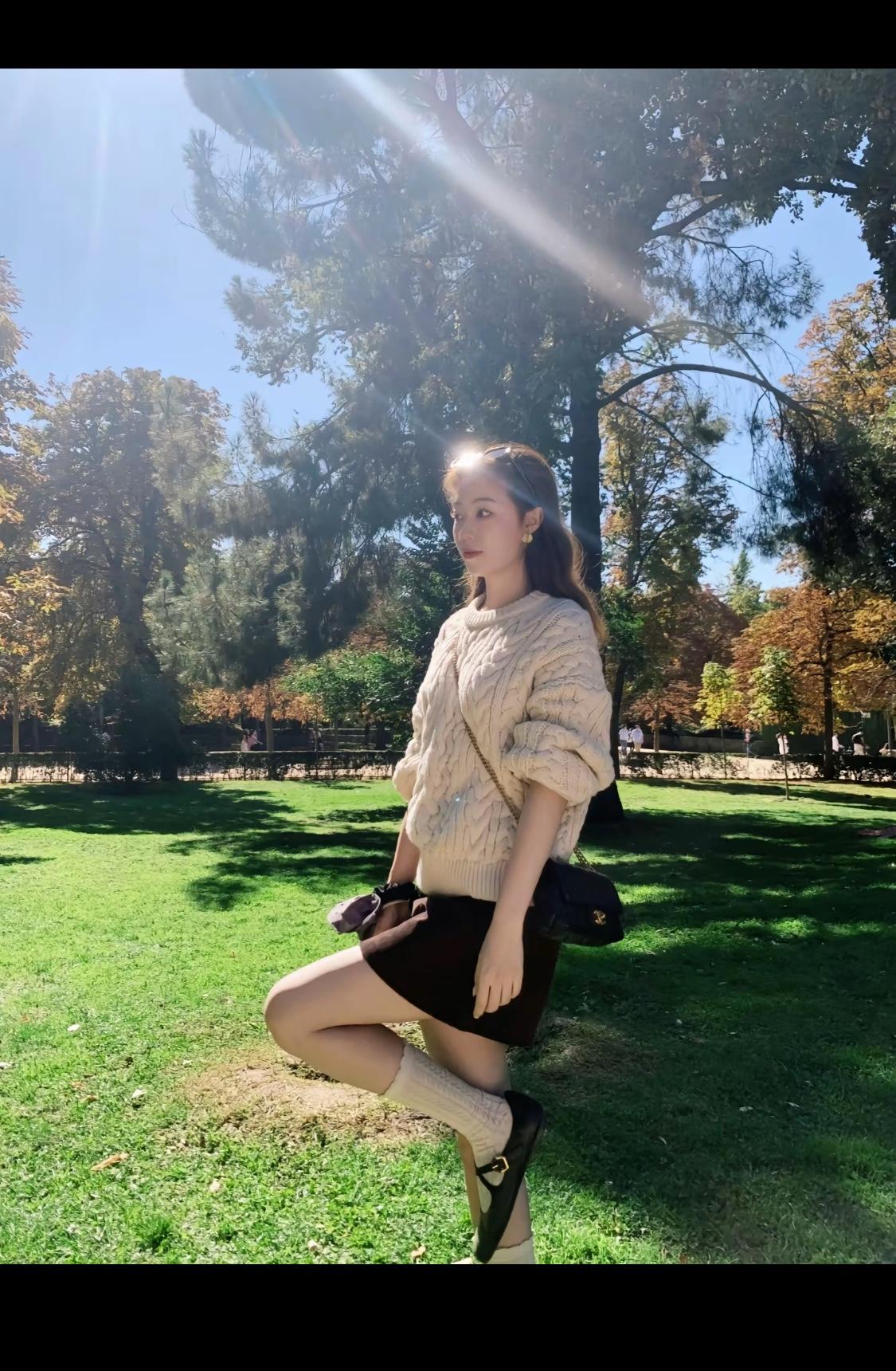 优雅黑裙，复古风韵，静享时光。