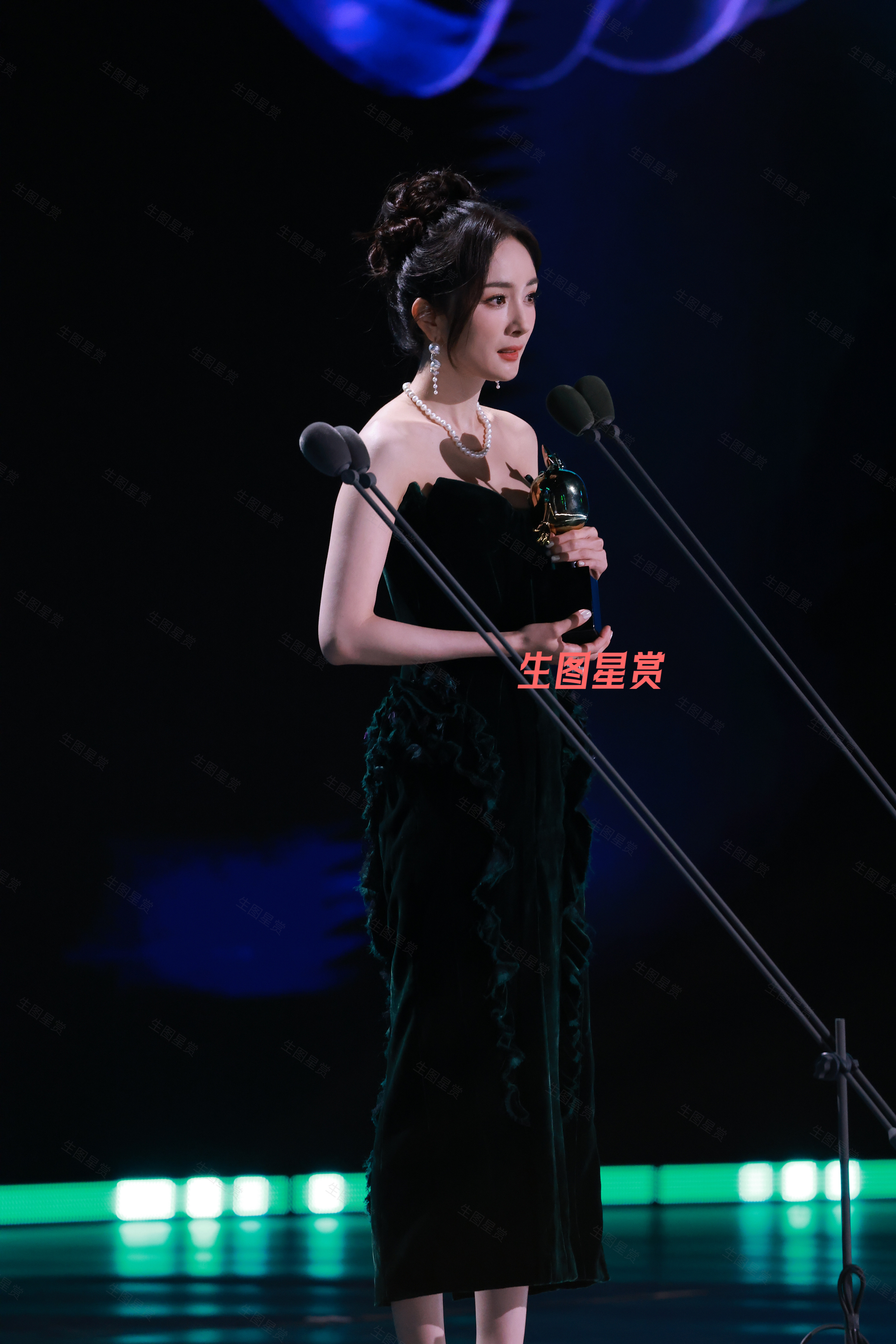 杨幂压轴亮相#爱奇艺尖叫之夜# ，恭喜大幂幂荣获 “2024观众瞩目女演员”🎉