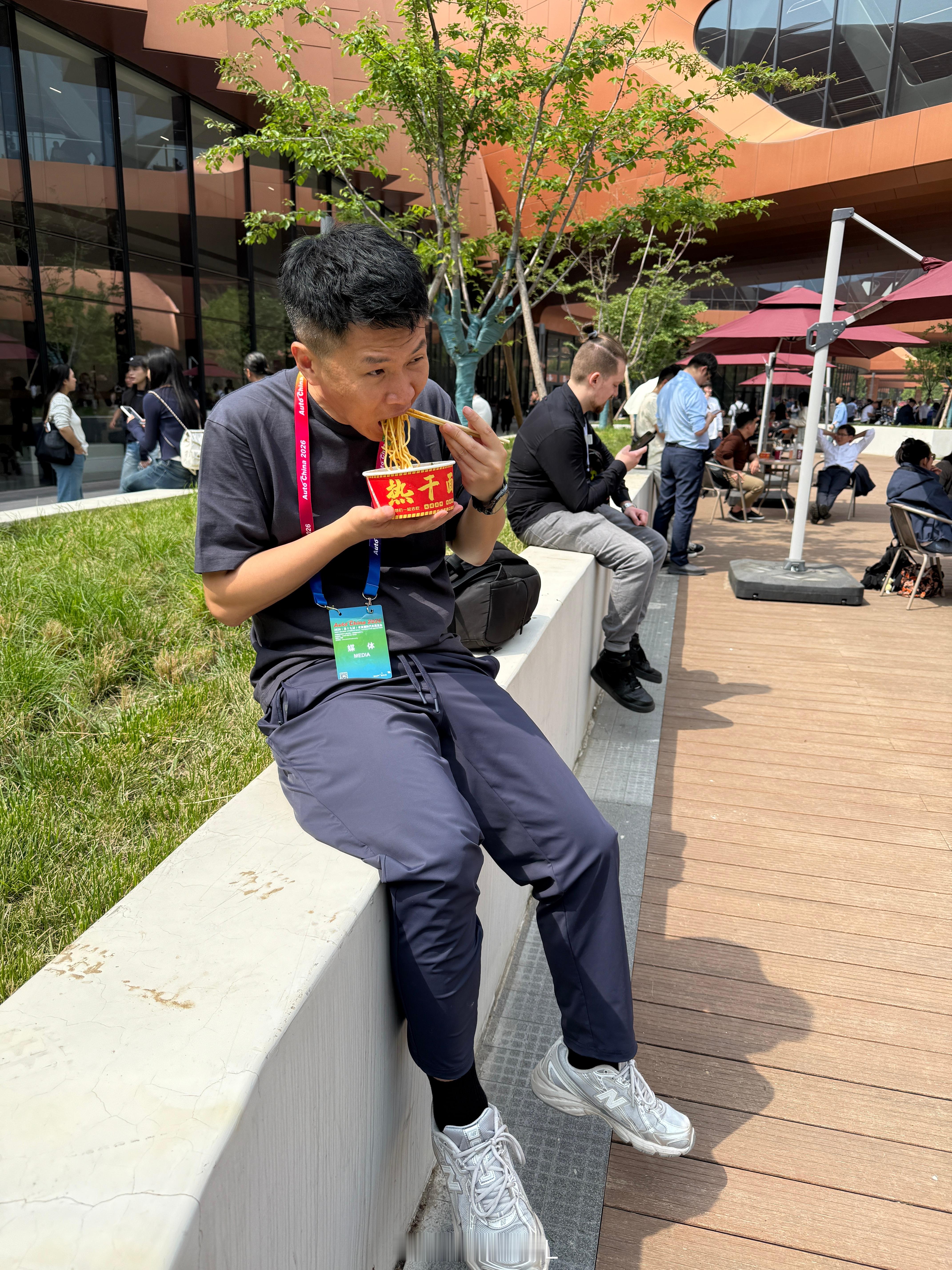 北京车展的热干面啊，一言难尽，旁边一老外吃的津津有味，我说好吃吗，还给我挑大拇指