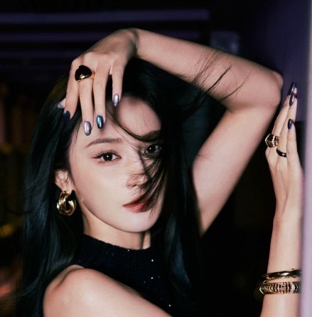 彭小苒猫眼美甲感觉做得好好看呀，好高级的感觉，我也想做！ ​​​