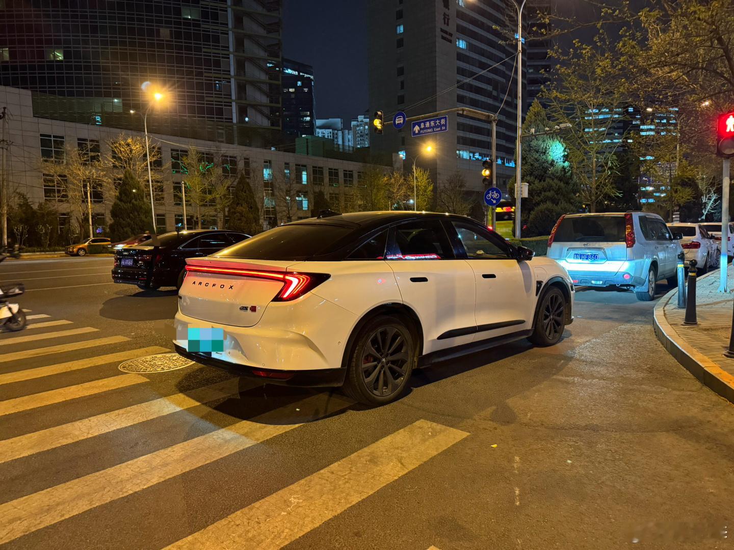 我去，北汽跟华为蜜月期的产物，硬件拉满的HI版，没记错当时要卖超40万，这车可比