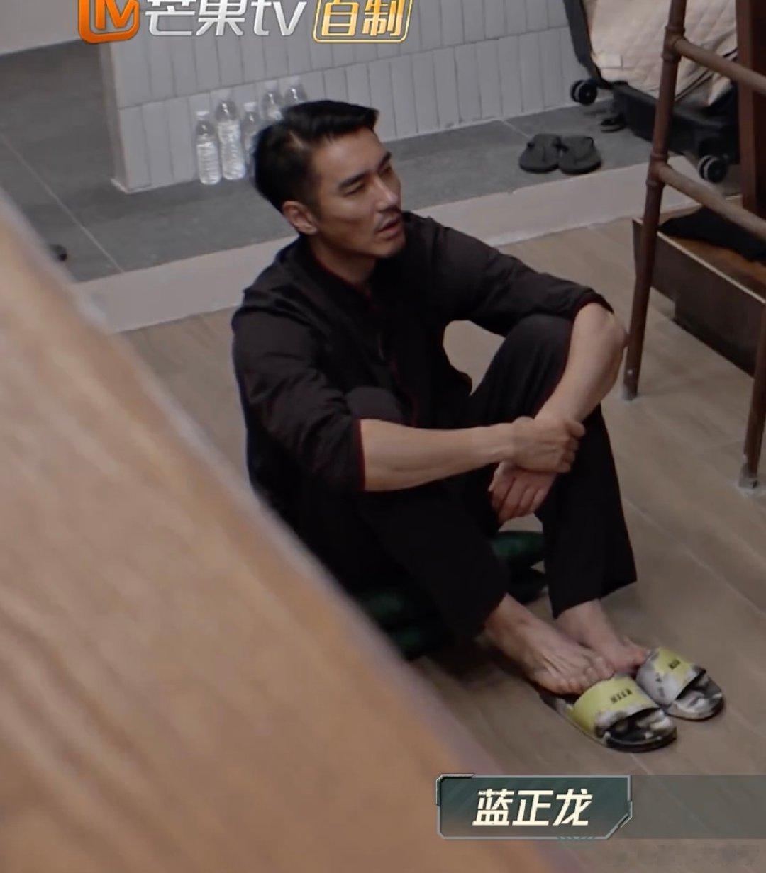 #胡兵前排吃瓜蓝正龙信争执# 救命，胡兵的这个表情真的是认真的吗，你就不怕被人抓