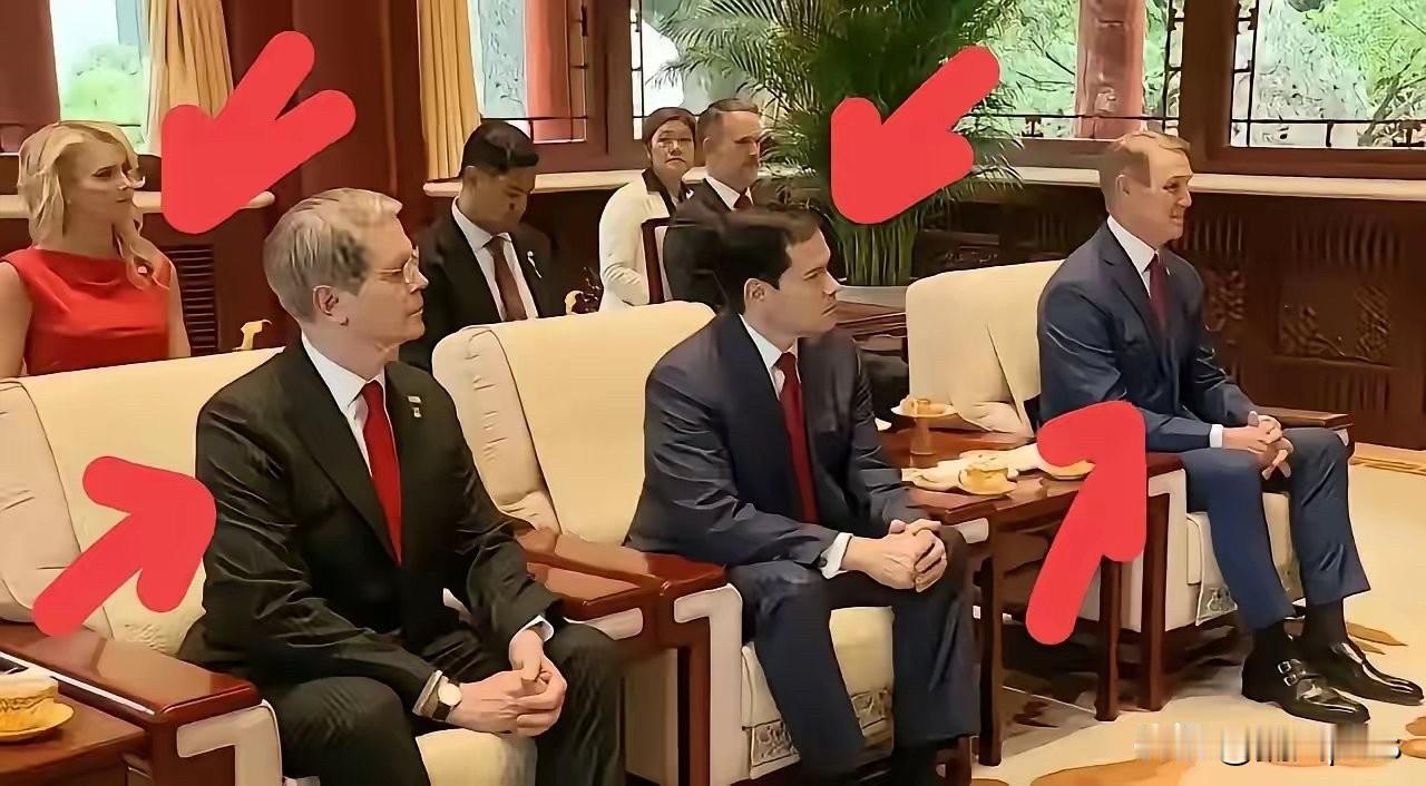 美国高级官员在中国大陆参加会见，坐的姿势很标准，甚至身体微微前倾以示尊重。再看几