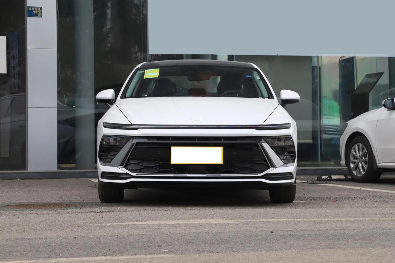 很多人说现代索纳塔过于前卫，不太容易让人接受，而我之前见到它时，也会觉得有点丑，