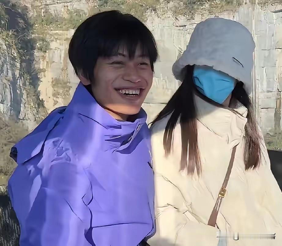 谁能想到，在荒野里扛得住风餐露宿、练得一身腱子肉的林北，见到女友的瞬间直接破功，