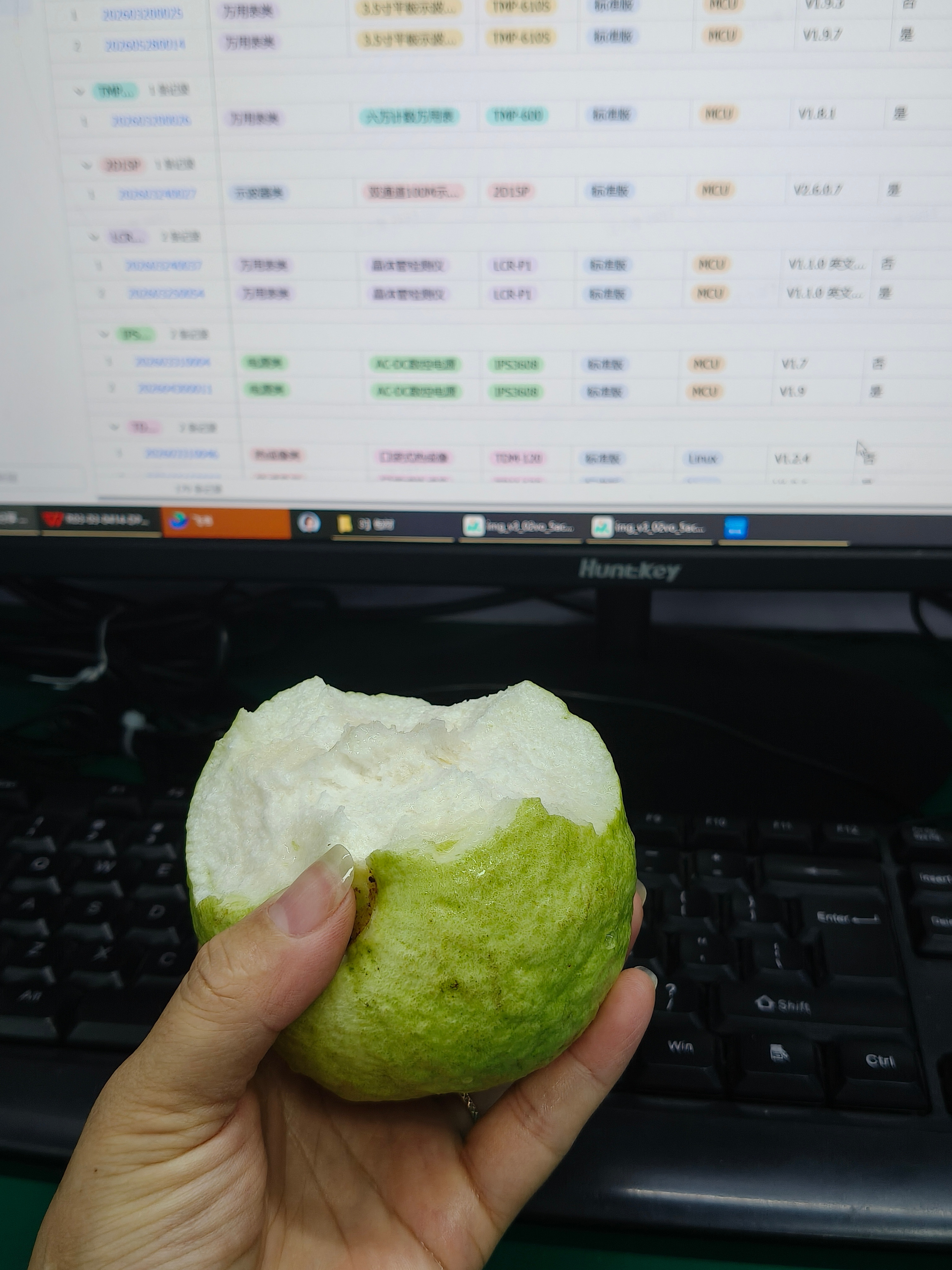 好累呀这班上的终于可以歇口气吃个番石榴 