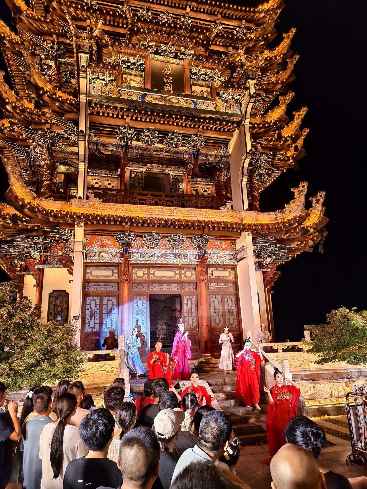 每到周五周六，宜昌这里异常热闹，浪漫满园，烟火气十足！
宜昌滨江公园每周五、六晚