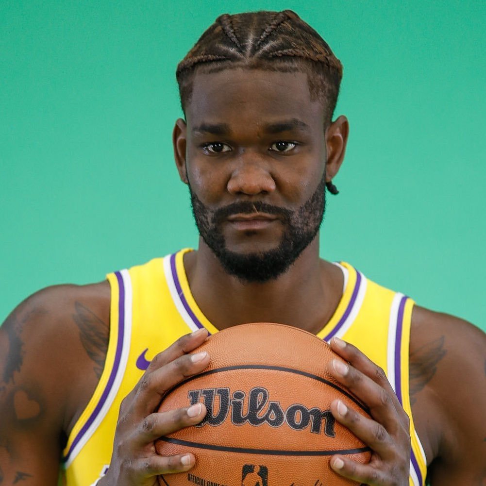 很多人都忘了，这是东契奇缺了8场，詹姆斯缺了17场，里夫斯缺了23场的湖人顿宝作