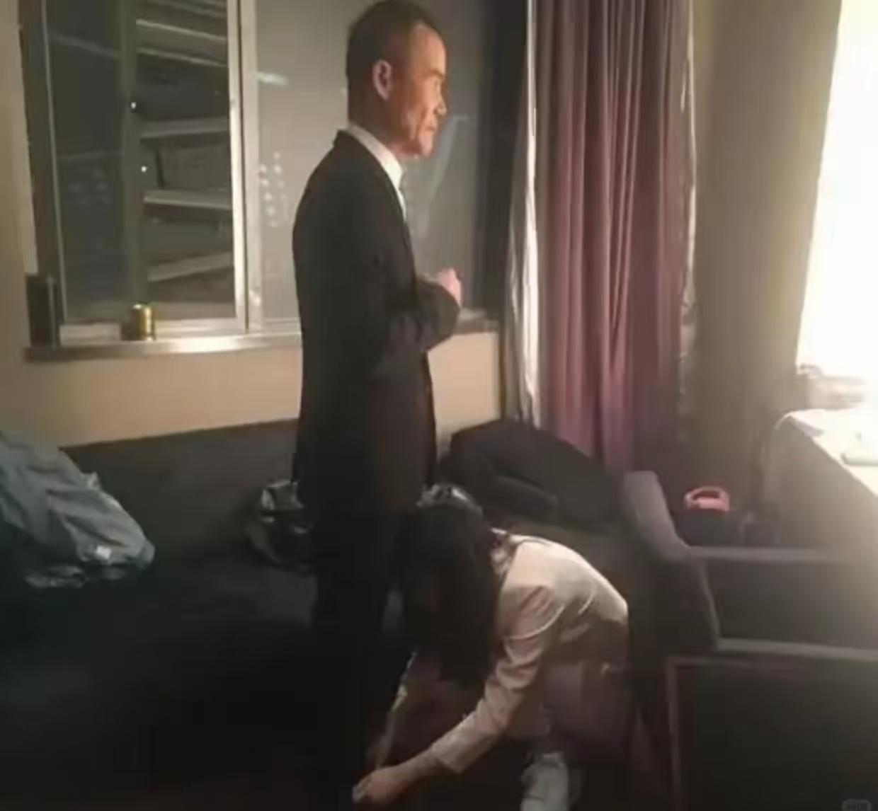 王石如今再看这张照片，应该感慨万分吧。现在是田站着，王给她系鞋带。

演员嘛，逢