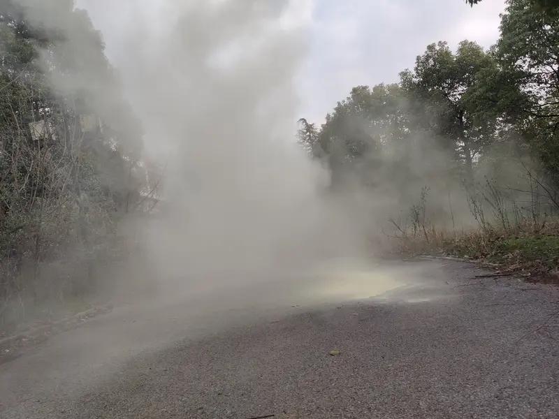 3月10日浙江杭州，地下燃气管道泄漏！骑手送餐路上折返报警：我以前做过餐饮，这是