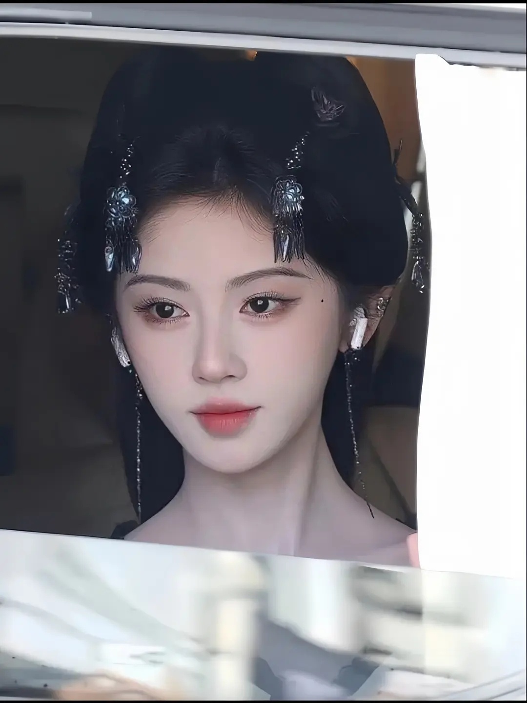 这个车窗又遇见了属于它的女神 cr豆/瓣  侵权sx删 