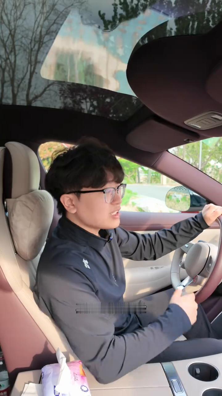 我的这辆小米YU7已经购入4个多月了，现在已经跑了1万多公里。还有我身边这个小伙