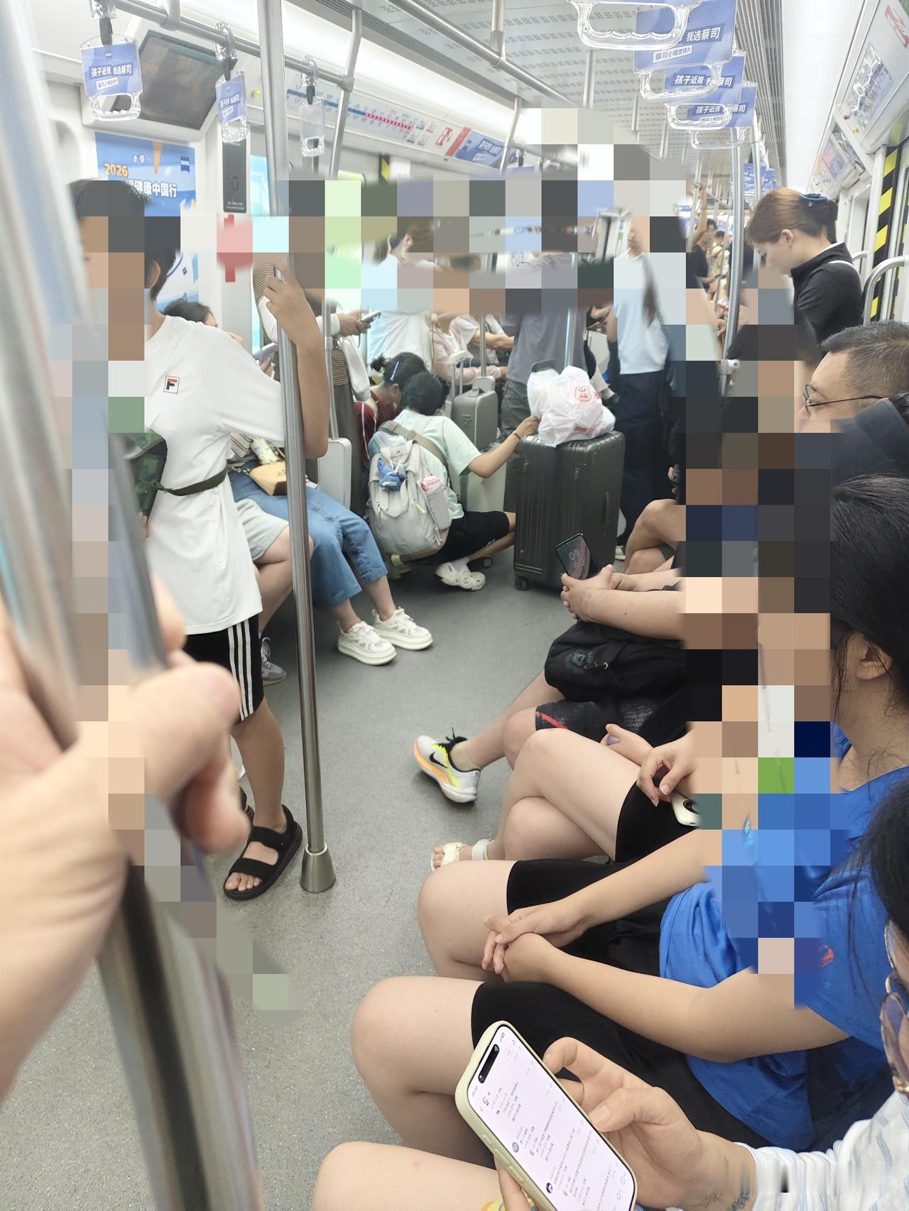 今天坐地铁正好反过来了，离点多往北站走的时候，平时都是空座一堆，今天人虽然不算多