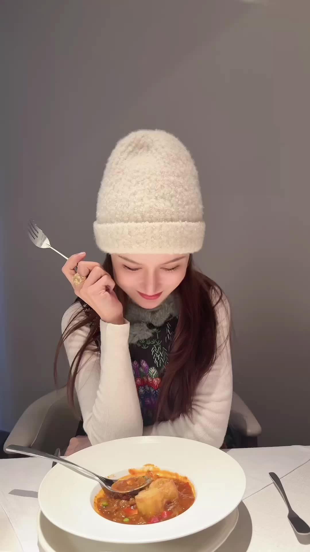 又要跨年了，不说恭喜发财了，祝我们少些辛苦，多些幸福。
