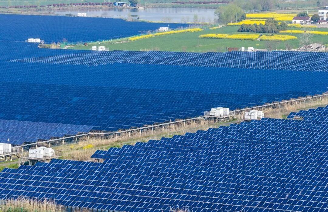 根据财政部、税务总局发布的关于调整光伏等产品出口退税政策的公告，自4月1日起，光