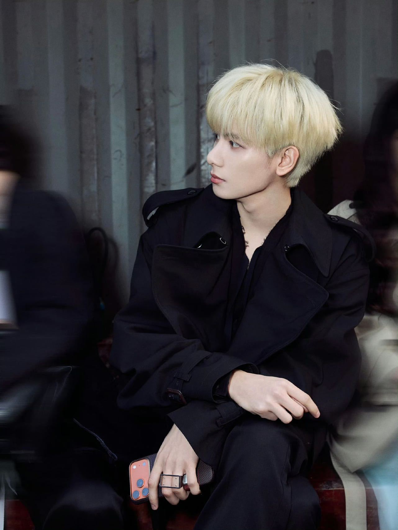 胡先煦受邀出席Maison Margiela上海大秀，身着全黑解构风衣Look搭