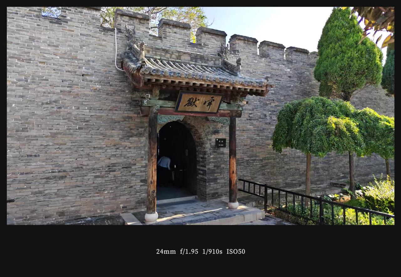 资金面透露了一个核心信号：增量资金缺席的存量市场里，没有人想离场，所有人都在找更