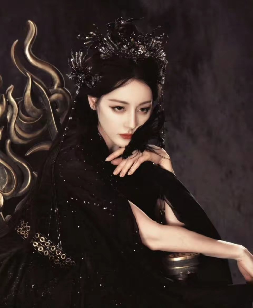 《白日提灯》就是奔着爆款来的，提前定档预热。OST官宣，请来了周深，刘宇宁，周慧