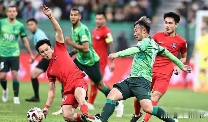 梅州客家VS北京国安，以下三人发挥是关键：
1. 张玉宁

2. 张稀哲

3.