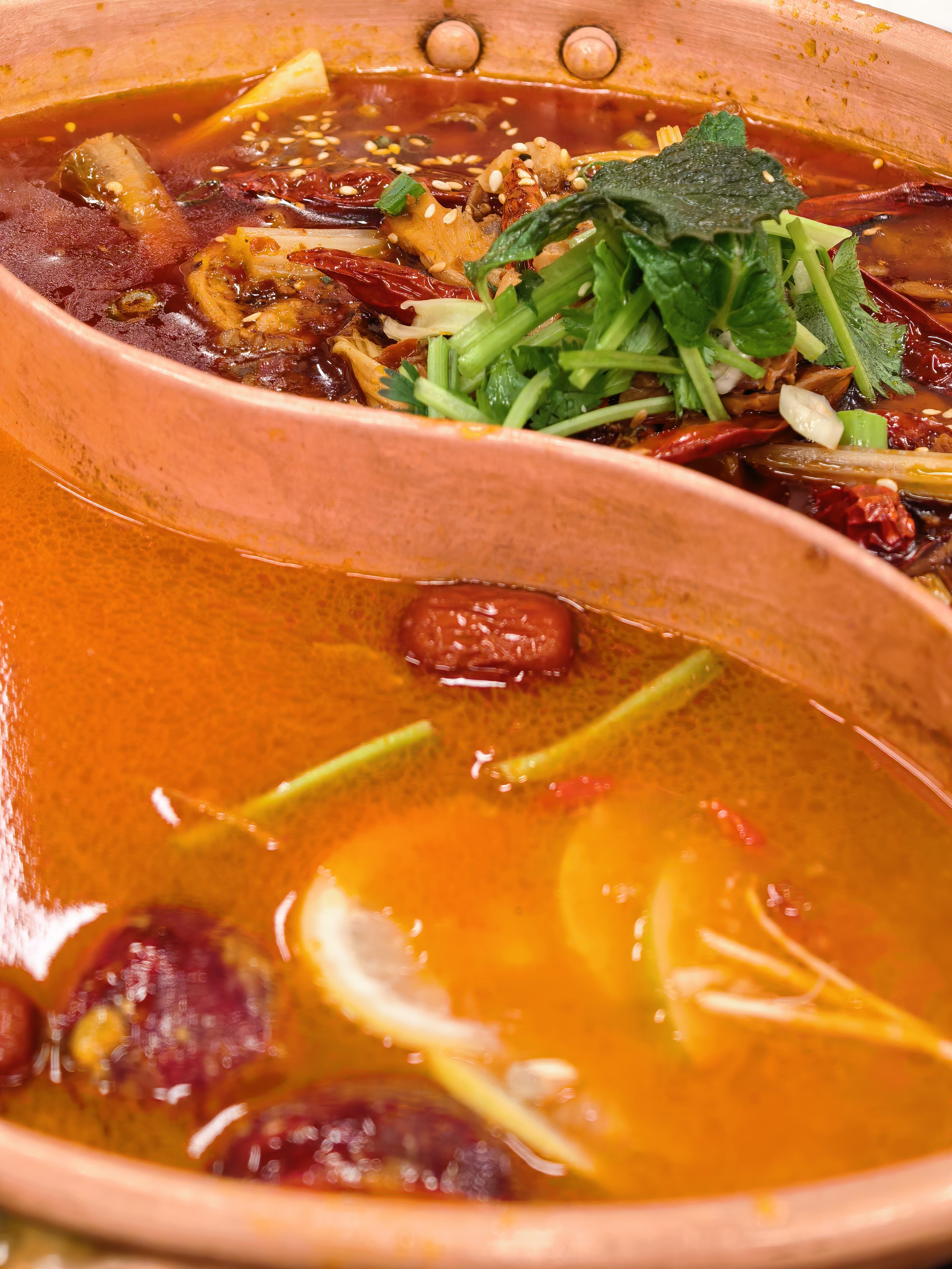 云南的牦牛肉火锅一定要点酸汤锅加上蘸料 真绝 