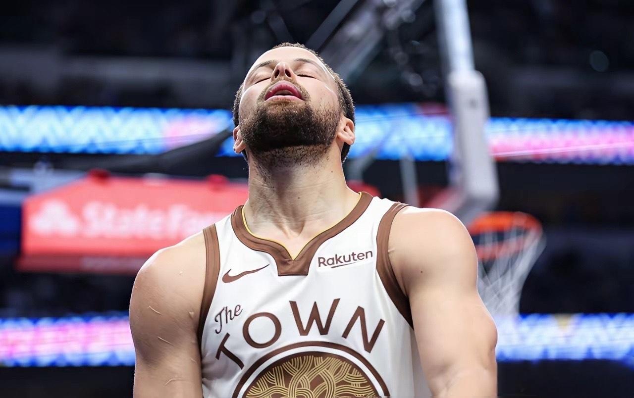 今天勇士对阵活塞，库里第三节因右膝酸痛伤退，心里五味杂陈。但换个角度想，这或许对