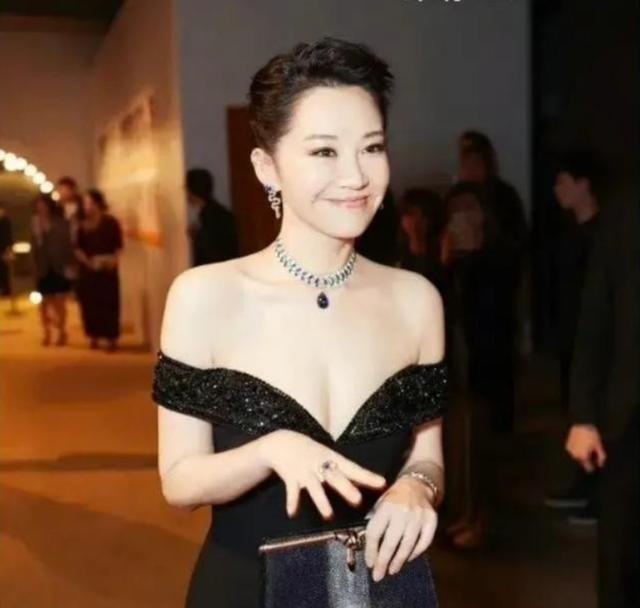 1997年，已有家室的富商刘波追求许晴，豪掷3000万买下北京一座四合院，作为他