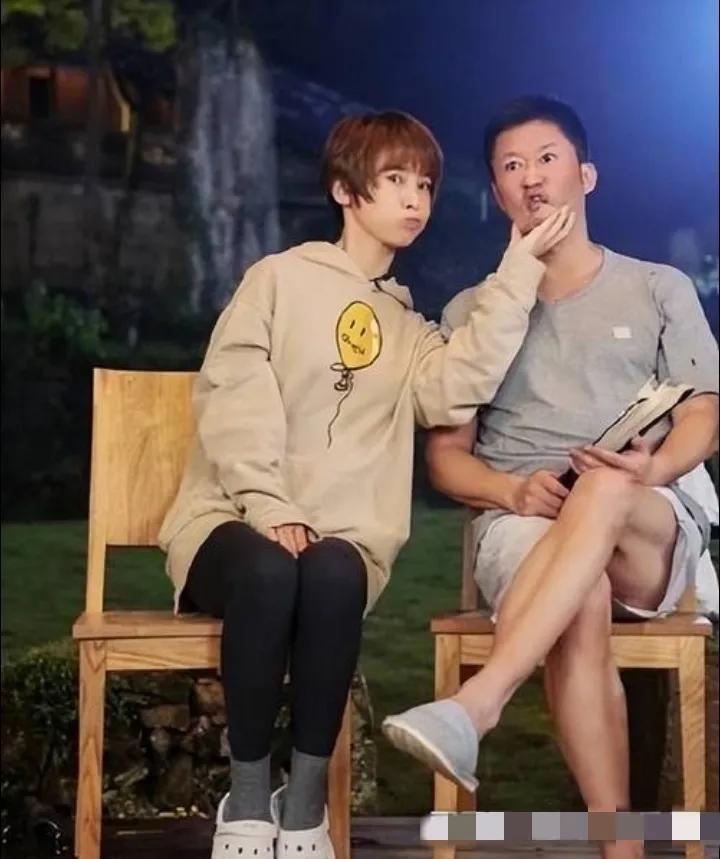 吴京这匹“战狼”
只有谢楠能征服得了他
秒变乖乖居家温柔男[大笑]