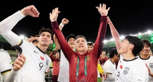 越南球迷意难平，不仅因为0：3国足，更多在于以下四点：
 
麻烦看官老爷们右上角