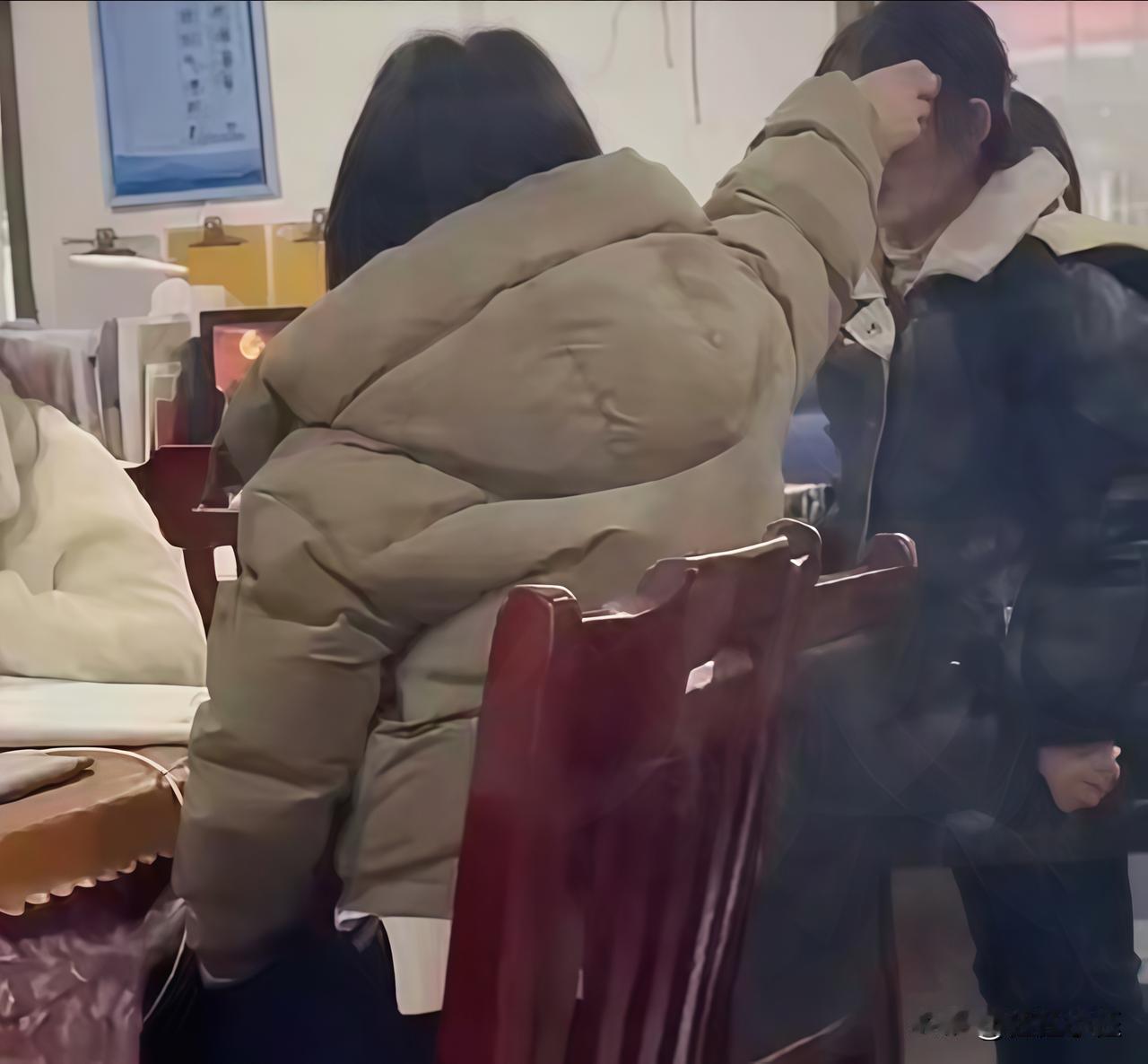 10月9号那天，广西南宁富乐小学的蒙老师在课间管秩序的时候，踢了两个学生，还把一
