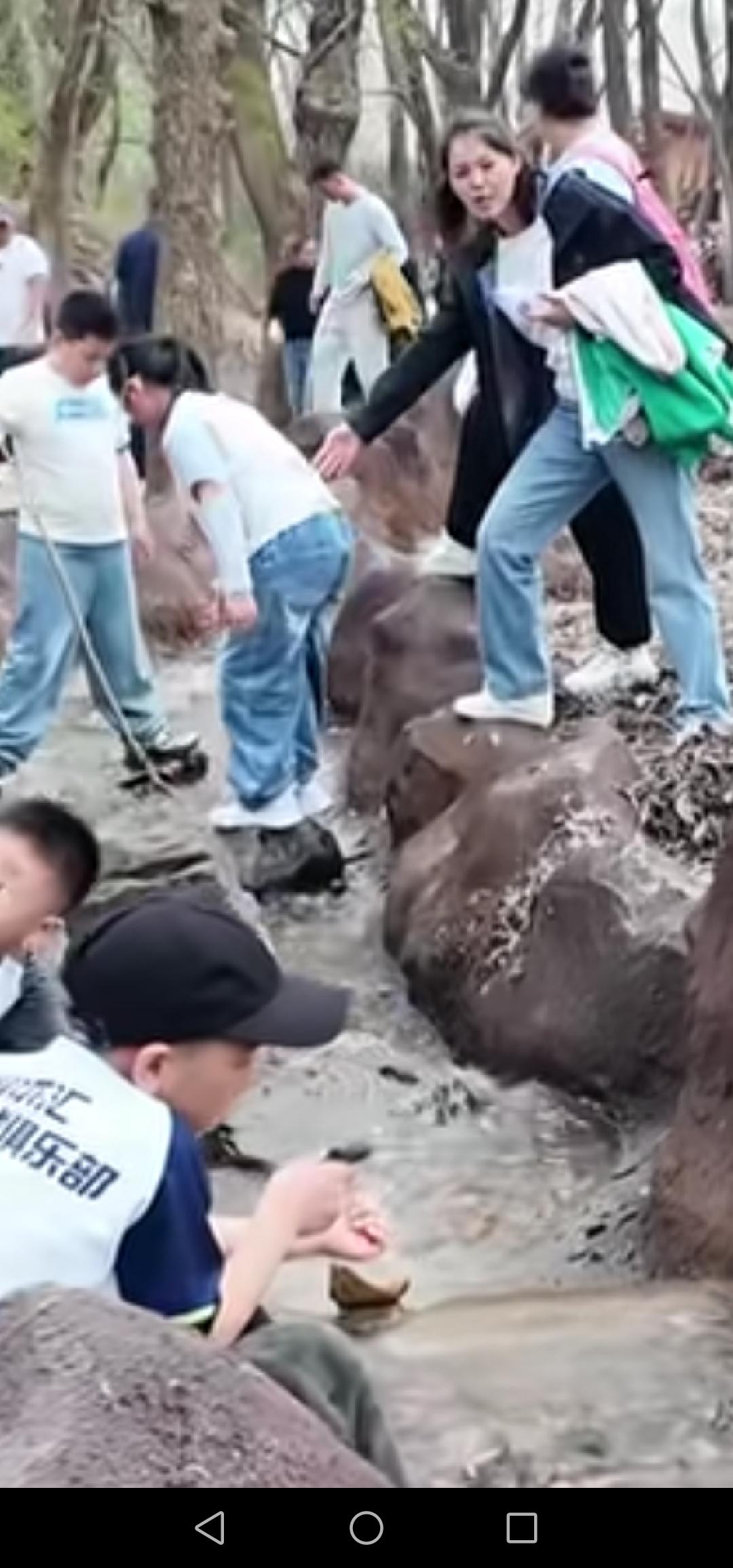 吉林市东大旺山公园林间小溪工程已竣工，还新增了一些休闲椅和露营椅，配套设施愈发完