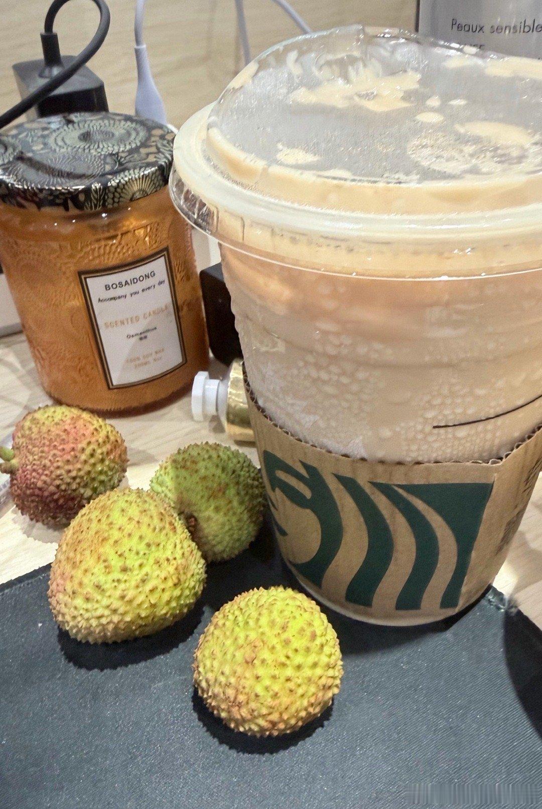 来杯拿铁，元气满满。 