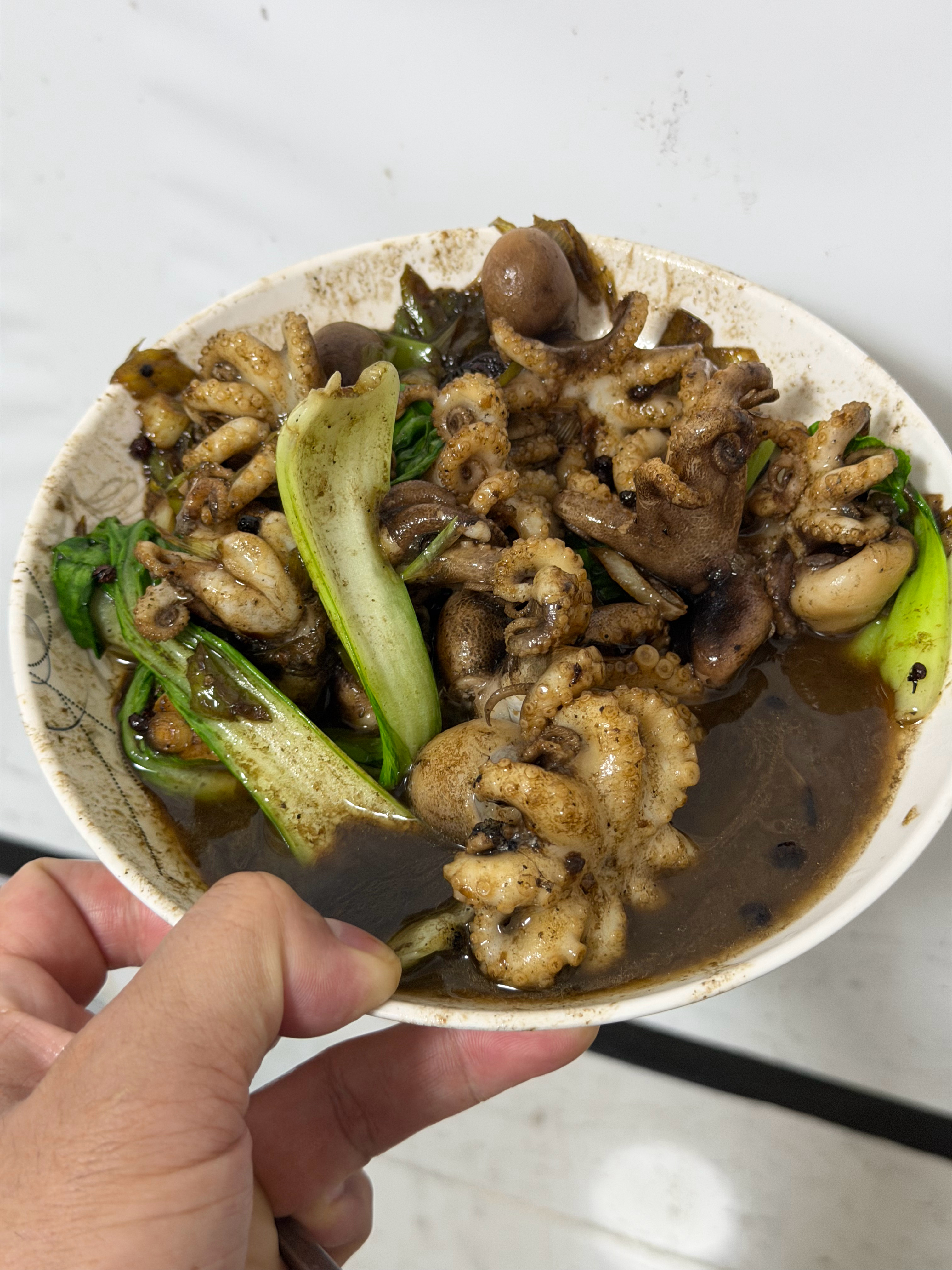 一点儿酱油也没放，炒出来的八爪鱼颜色比我朋友的脸都黑