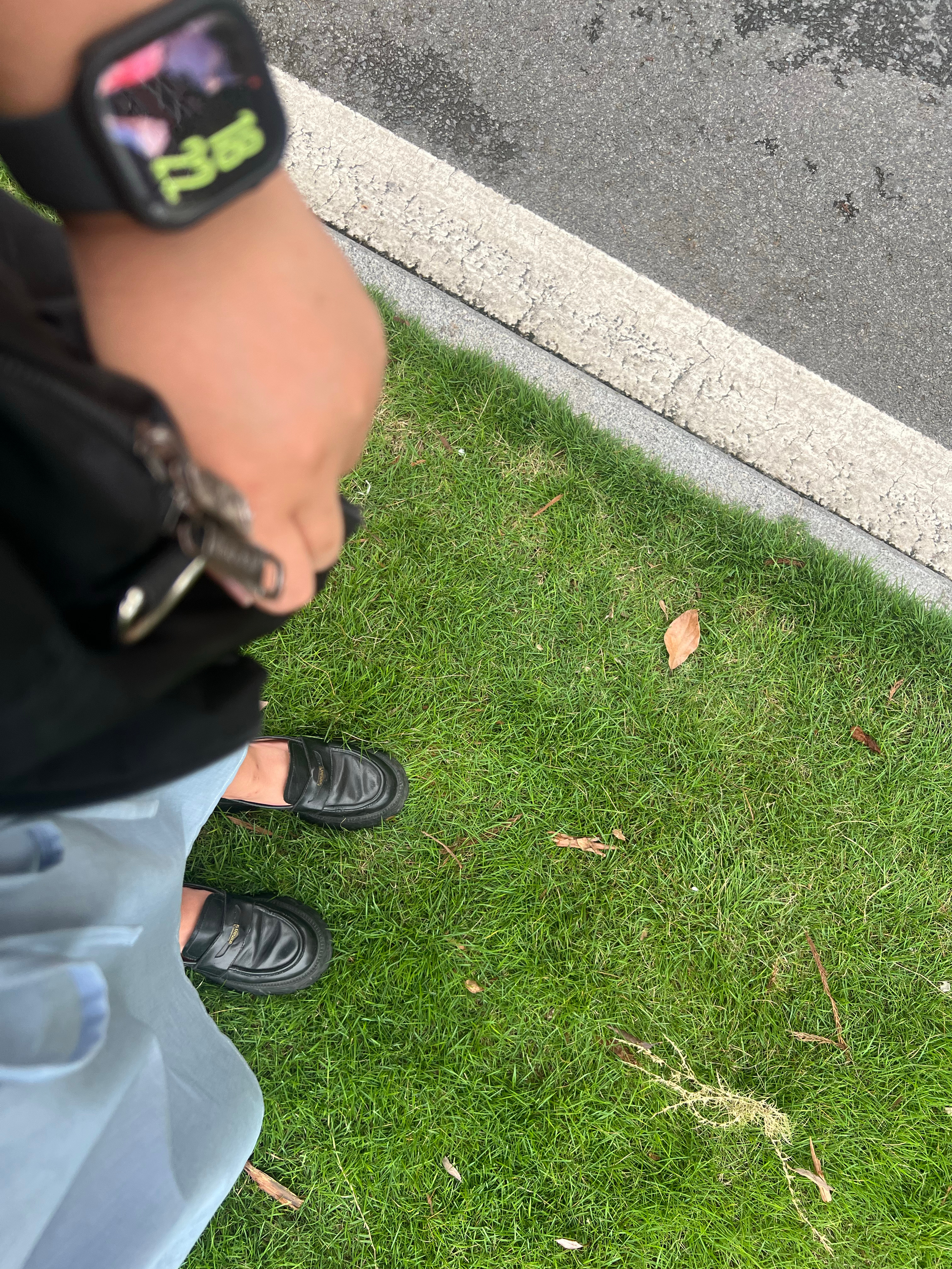 一边走路，一边玩手机，一边想事情踩到狗屎了！就当我们都会走狗屎运吧 