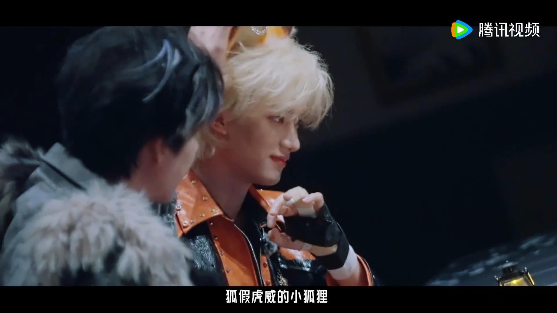 刘宇宁摸丁程鑫头刘宇宁精准点评丁程鑫，职场里少不了狐假虎威的小狐狸🦊，一边调侃