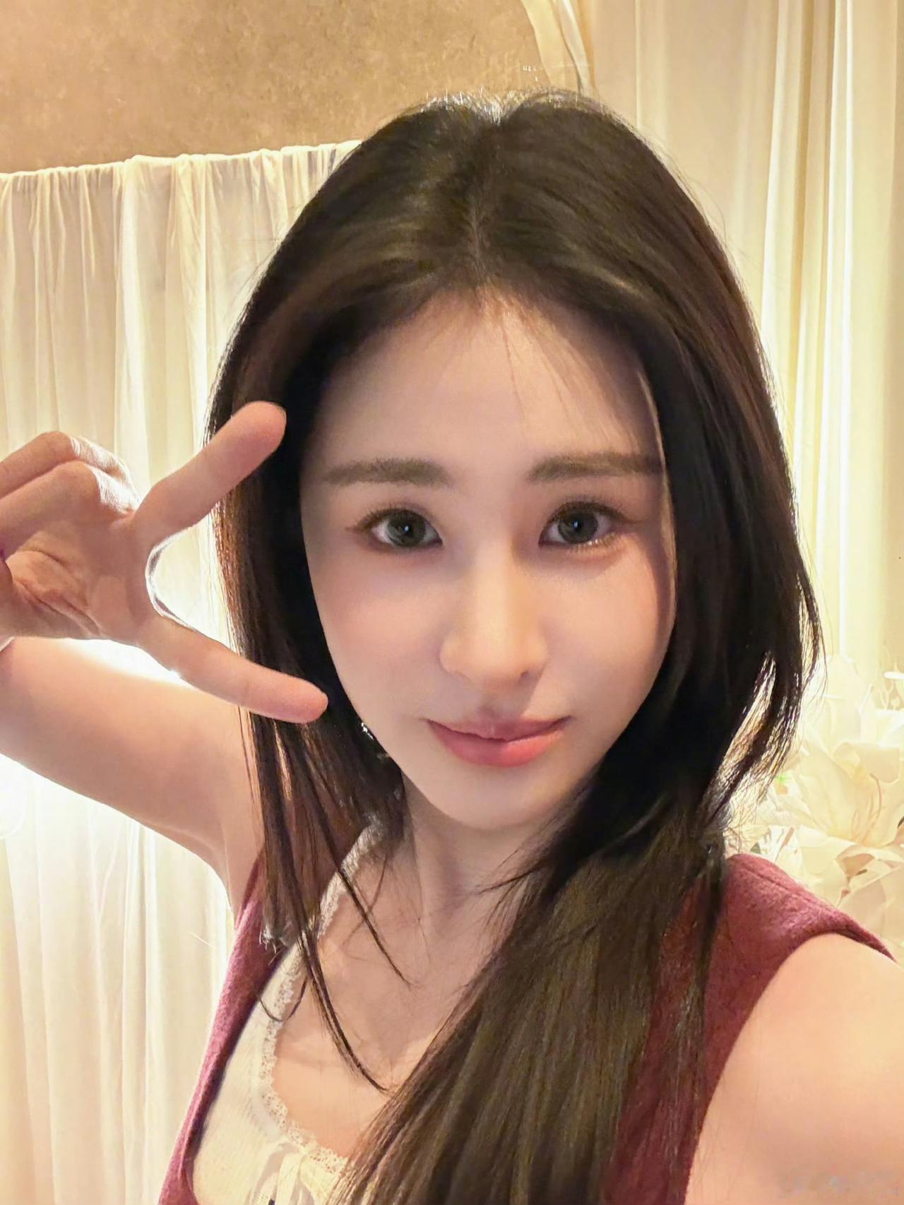 鹿晗现身张碧晨生日会，圈内好友齐聚太热闹
 
没想到张碧晨生日会来了不少圈内熟人
