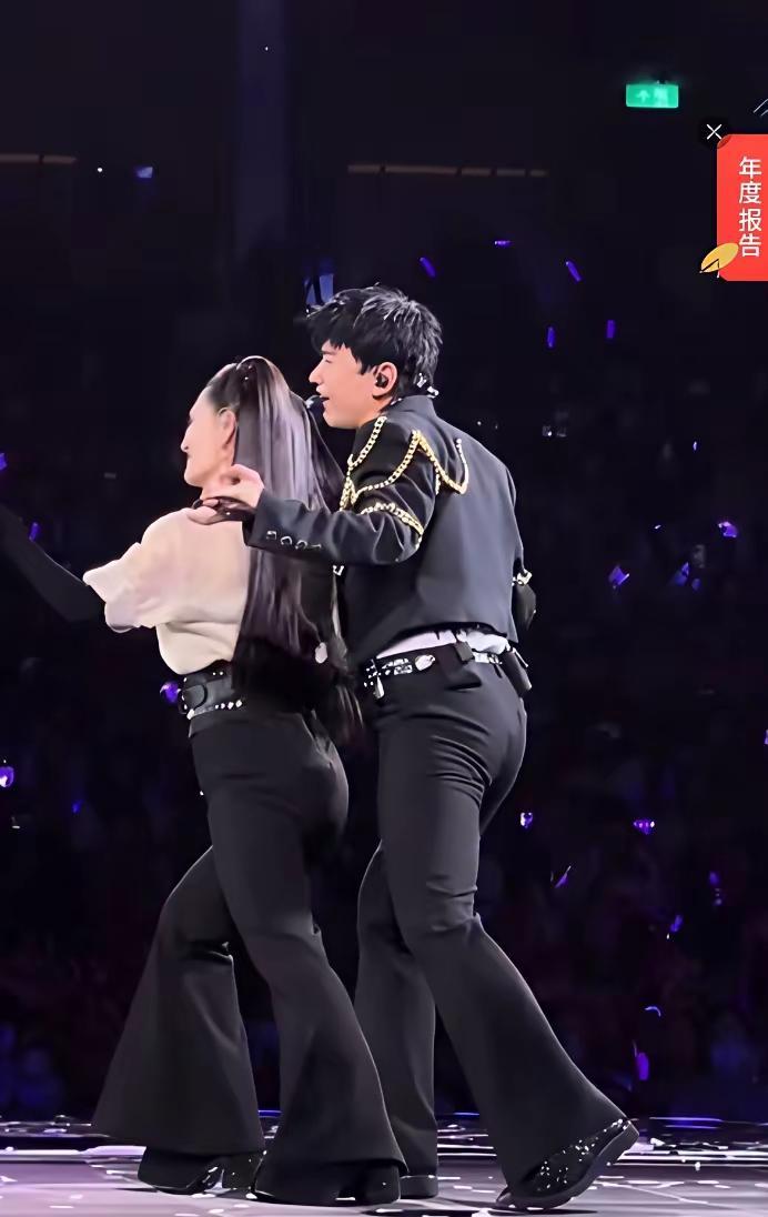 张杰谢娜演唱会穿同款裤，本想秀恩爱，结果谢娜的小肚腩和妈妈臀全暴露了，张杰却帅得
