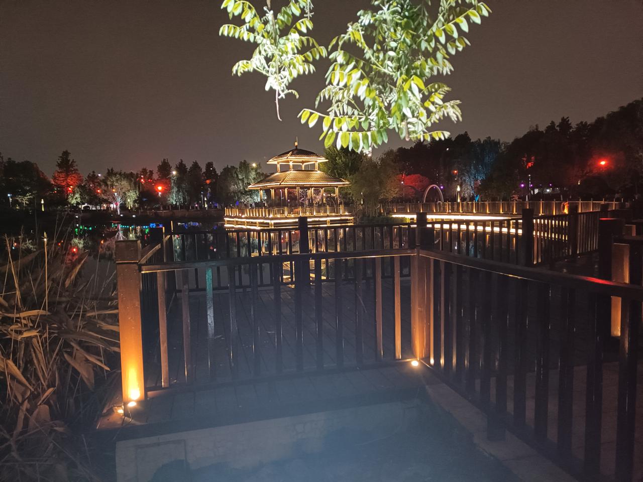 东阳市城中有条江两边开放式后花园，一幅美丽的画卷。