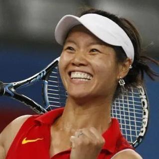 为什么李娜敢和国家队对着干？不是因为她脾气大，是她看透了体制的弊端。她用自己的方