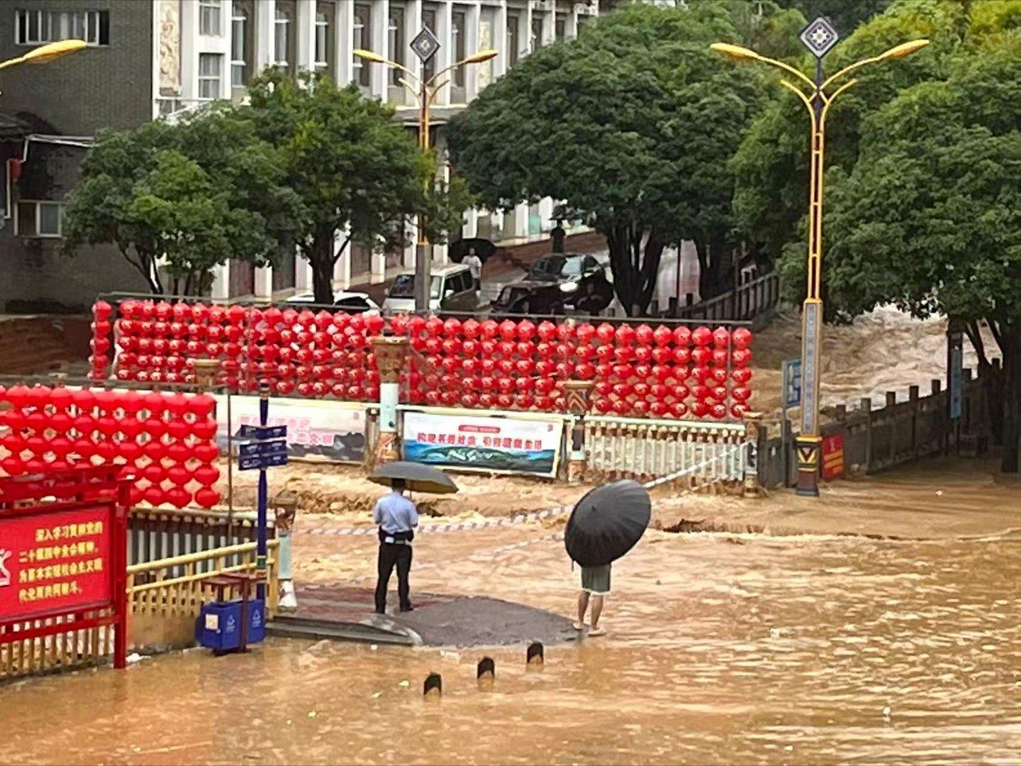 我天呢我们县都被淹成这样了 还是第一次 广西你别再下雨了 