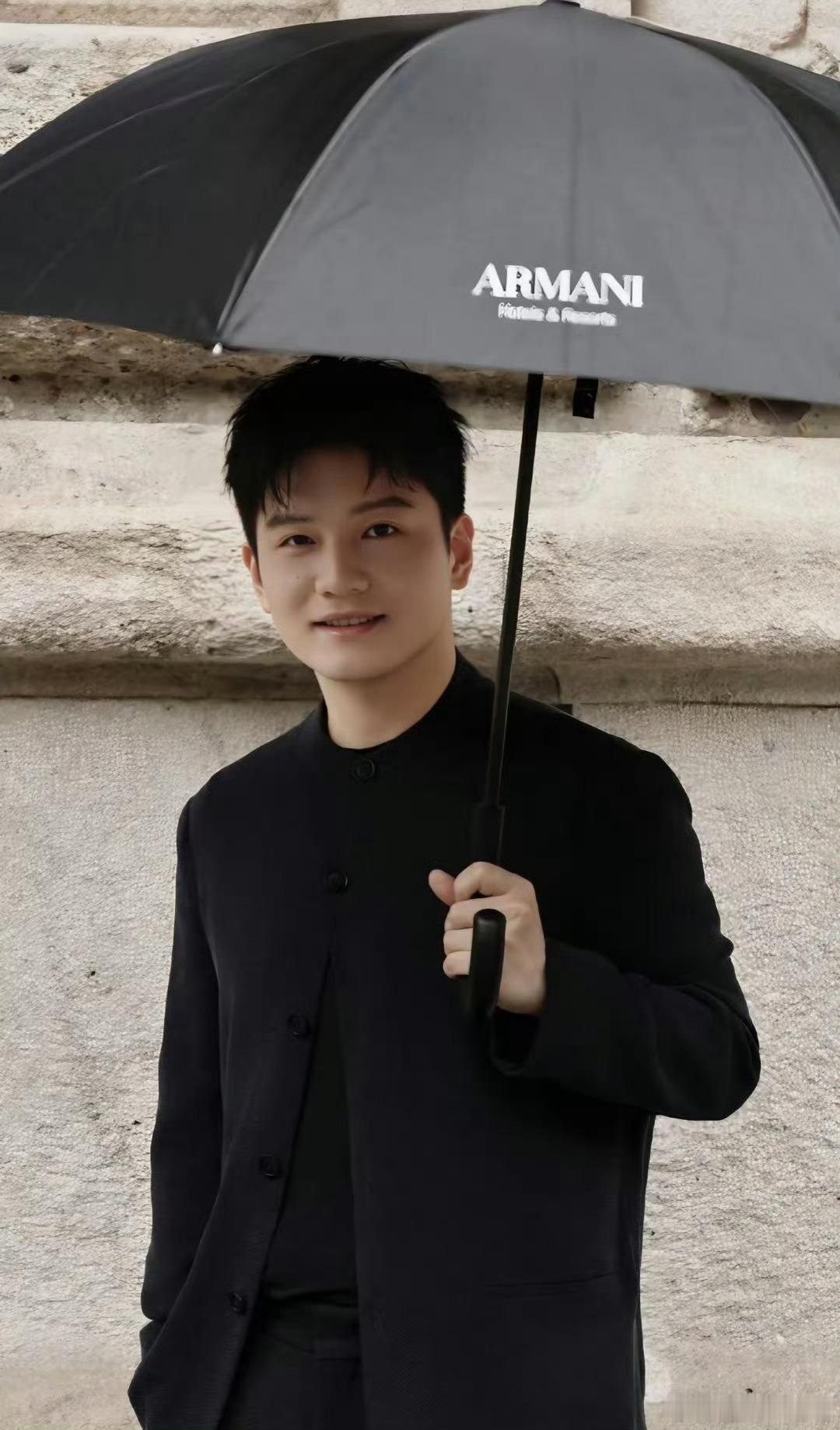 我可真是太吃樊振东的颜了让人想起：君子如兰，温润且坚韧”的模样。少年撑着伞，一身