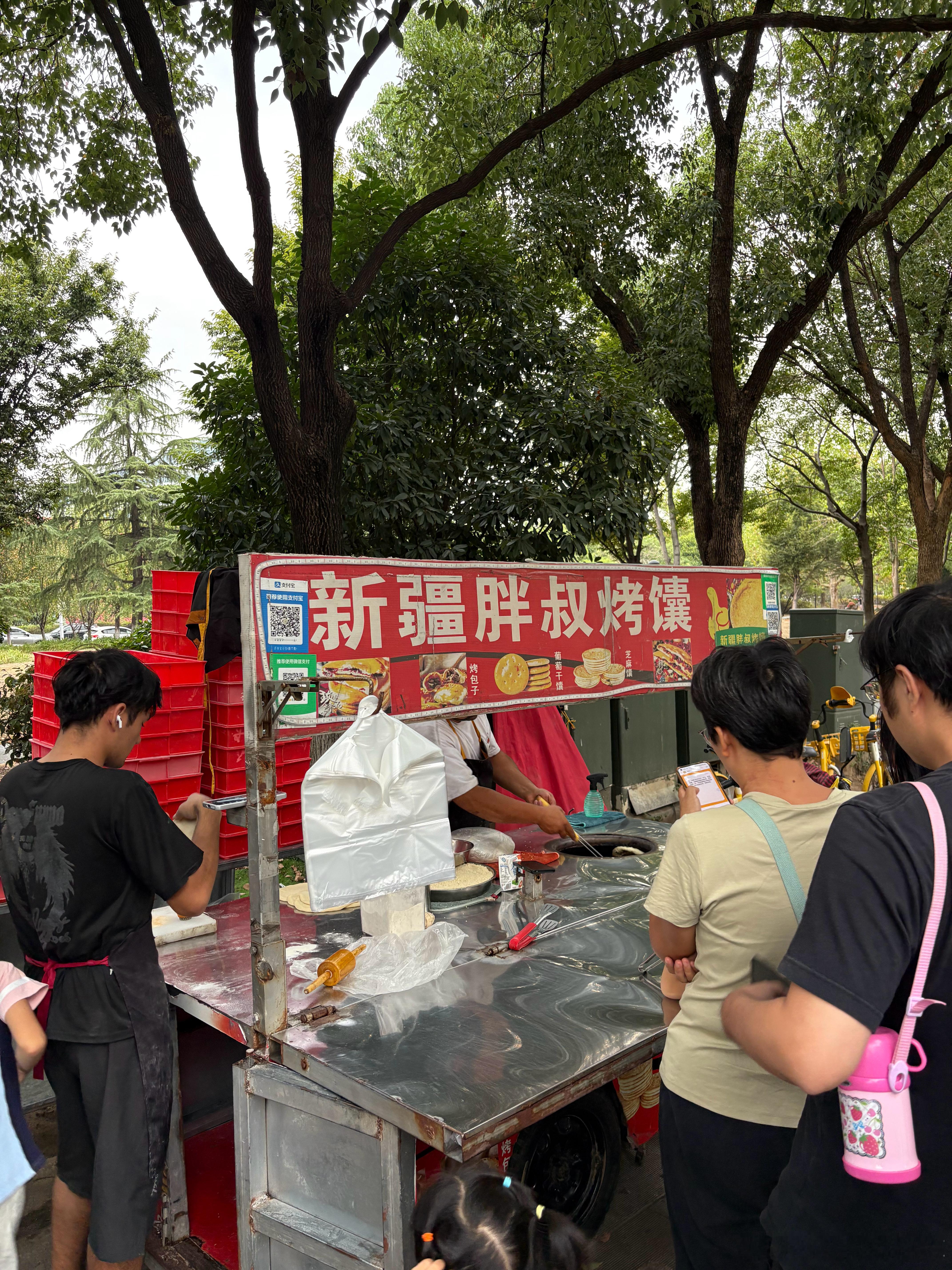 碰上非常火的这个新疆烤馕了买的人真多我们每个口味都买了一个个人认为的口味排行：葱