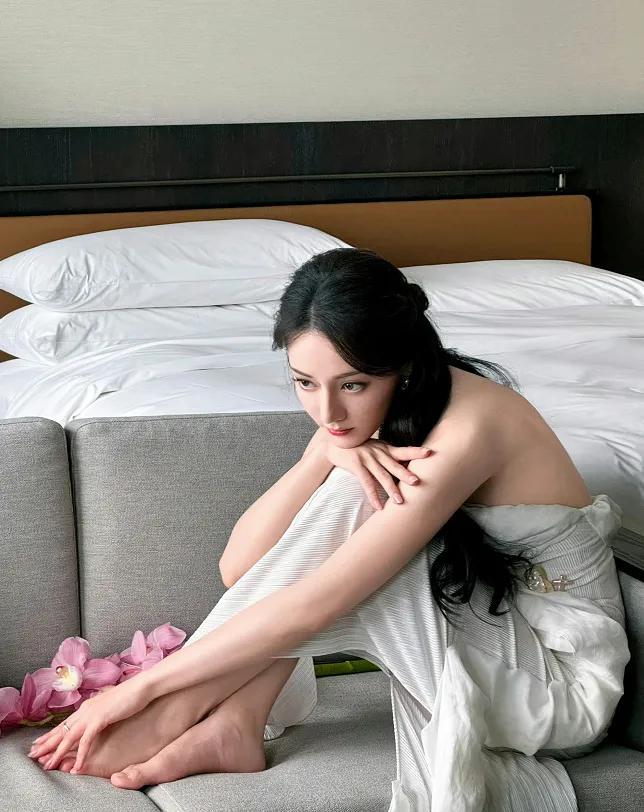 春夏服饰焕新季迪丽热巴的白色礼服，超可以的，迷死人了