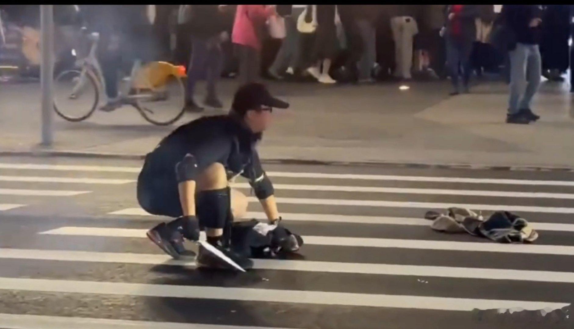 台北车站袭击案已致2死7伤3危 台北这个案件非常炸裂。歹徒先投掷烟雾弹然后持刀随