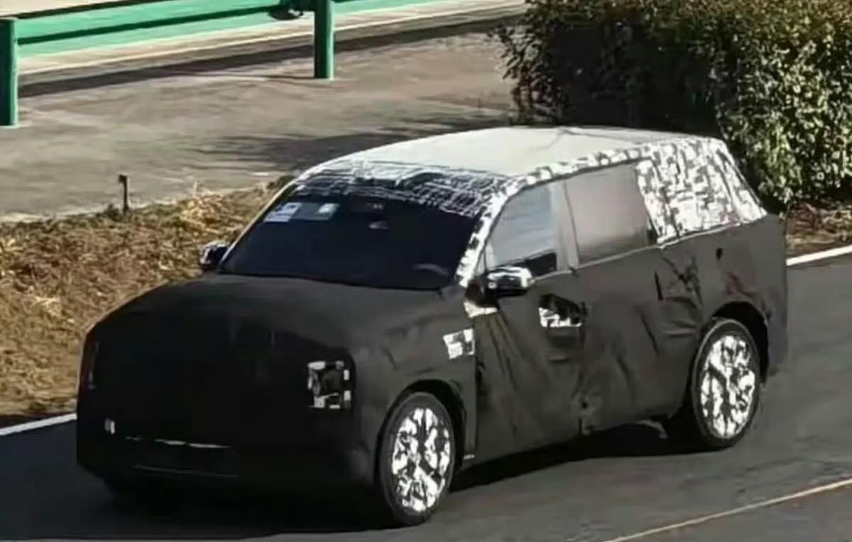 疑似尊界SUV最新谍照，它的第三排侧窗和二排侧窗的尺寸不相上下，大家觉得这台车会