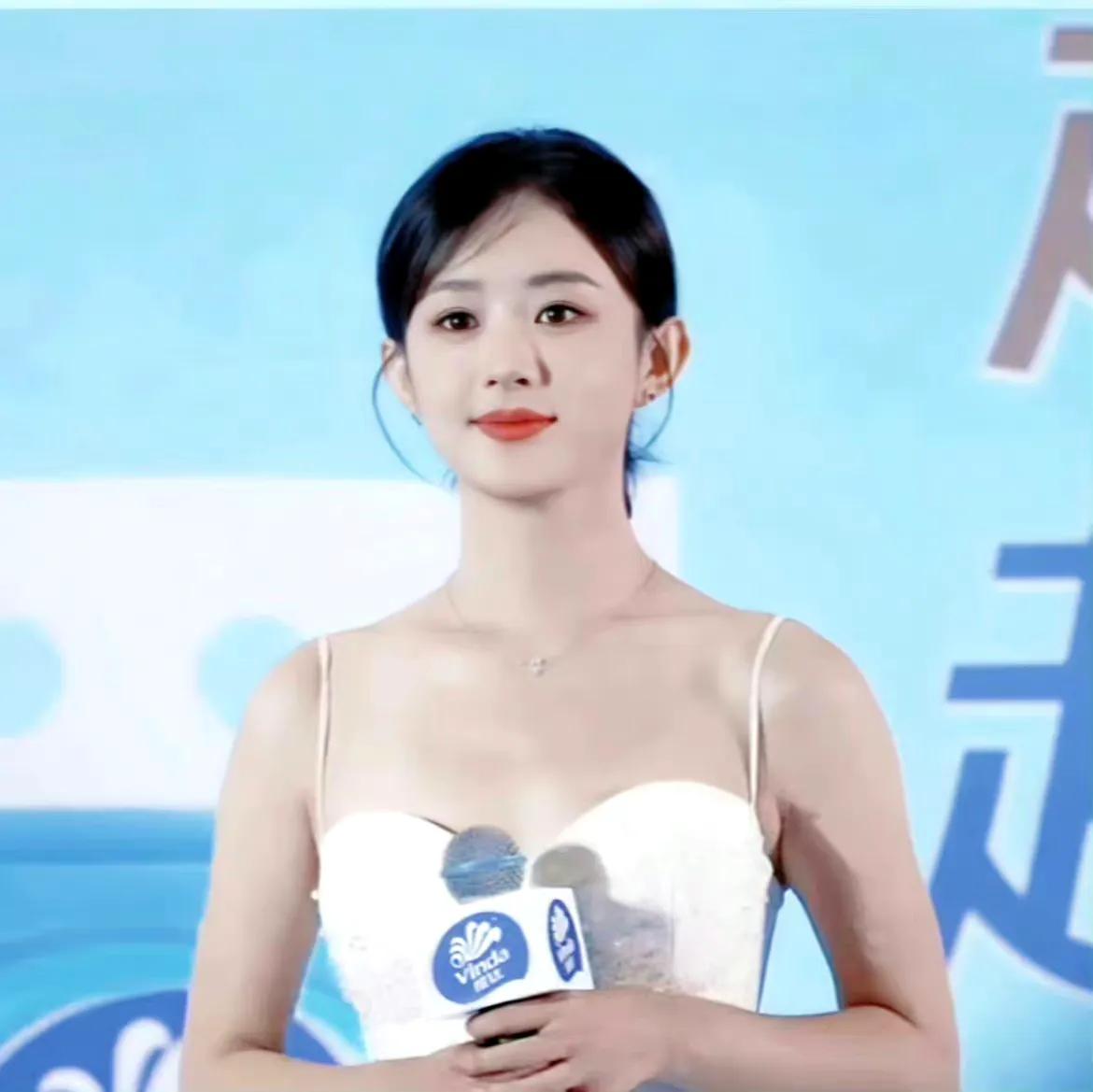 #寻找热爱表达的你#赵丽颖线下活动，白色吊带长裙，清纯的像个女大，提裙摆是在向我