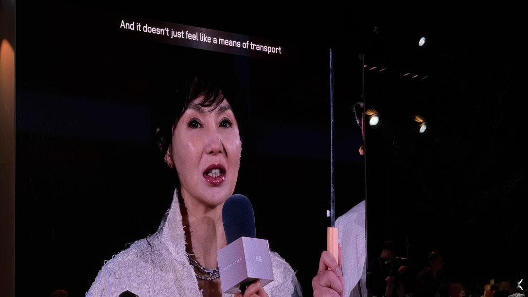 原来今日揽胜的嘉宾是张曼玉！！！她今晚坐着一台揽胜SV过来还得是大揽胜，气质和气