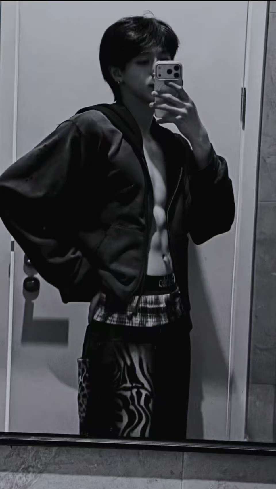 朱志鑫凌晨晒腹肌 朱志鑫凌晨下班 妈呀，朱志鑫凌晨晒腹肌，啥意思！朱志鑫